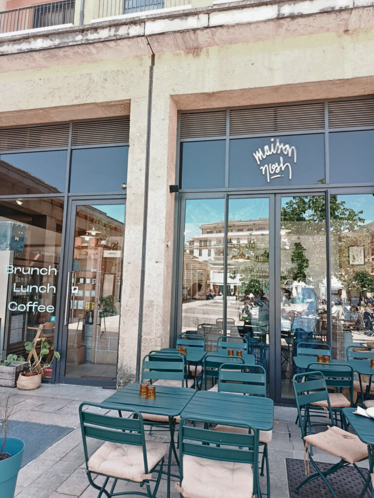 Maison Nosh est une institution aussi bien pour le café que pour le brunch ou le goûter. Une pause savoureuse, autour de boissons chaudes, de produits frais et gourmets, en plein cœur des Allées Provençales, à Aix-en-Provence (devanture 3)