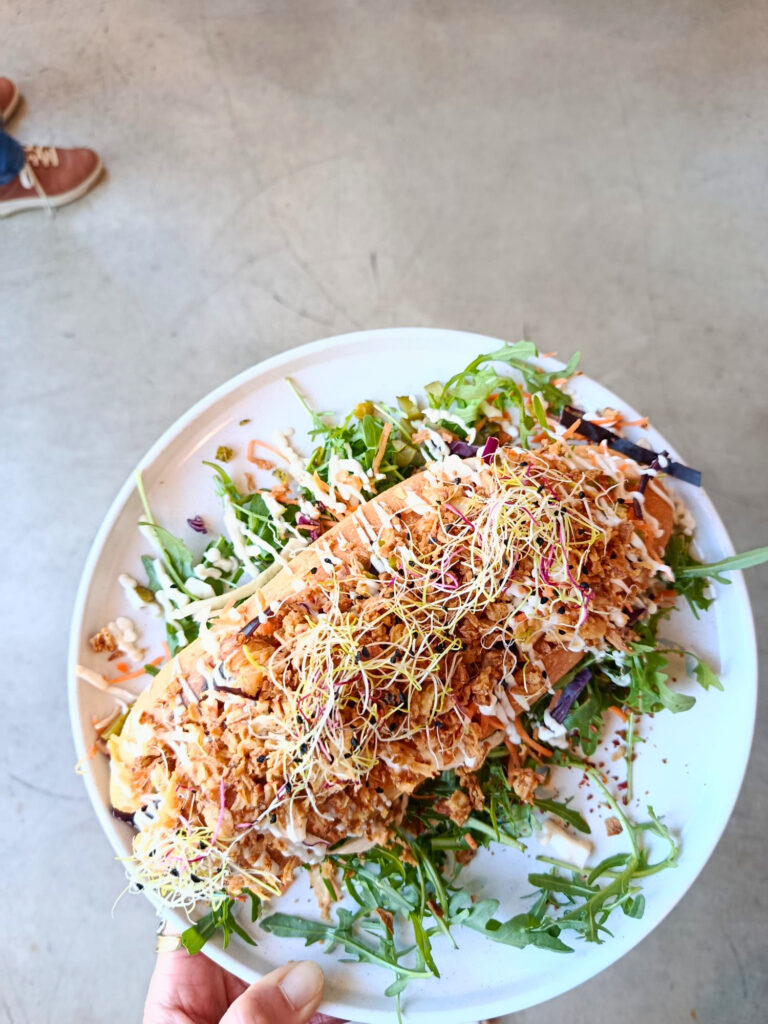 Maison Nosh est une institution aussi bien pour le café que pour le brunch ou le goûter. Une pause savoureuse, autour de boissons chaudes, de produits frais et gourmets, en plein cœur des Allées Provençales, à Aix-en-Provence (hot dog)