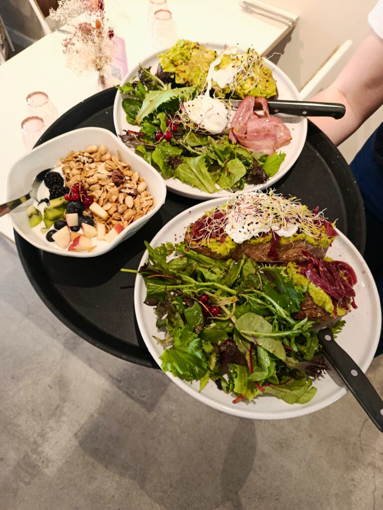 Maison Nosh est une institution aussi bien pour le café que pour le brunch ou le goûter. Une pause savoureuse, autour de boissons chaudes, de produits frais et gourmets, en plein cœur des Allées Provençales, à Aix-en-Provence (plats)