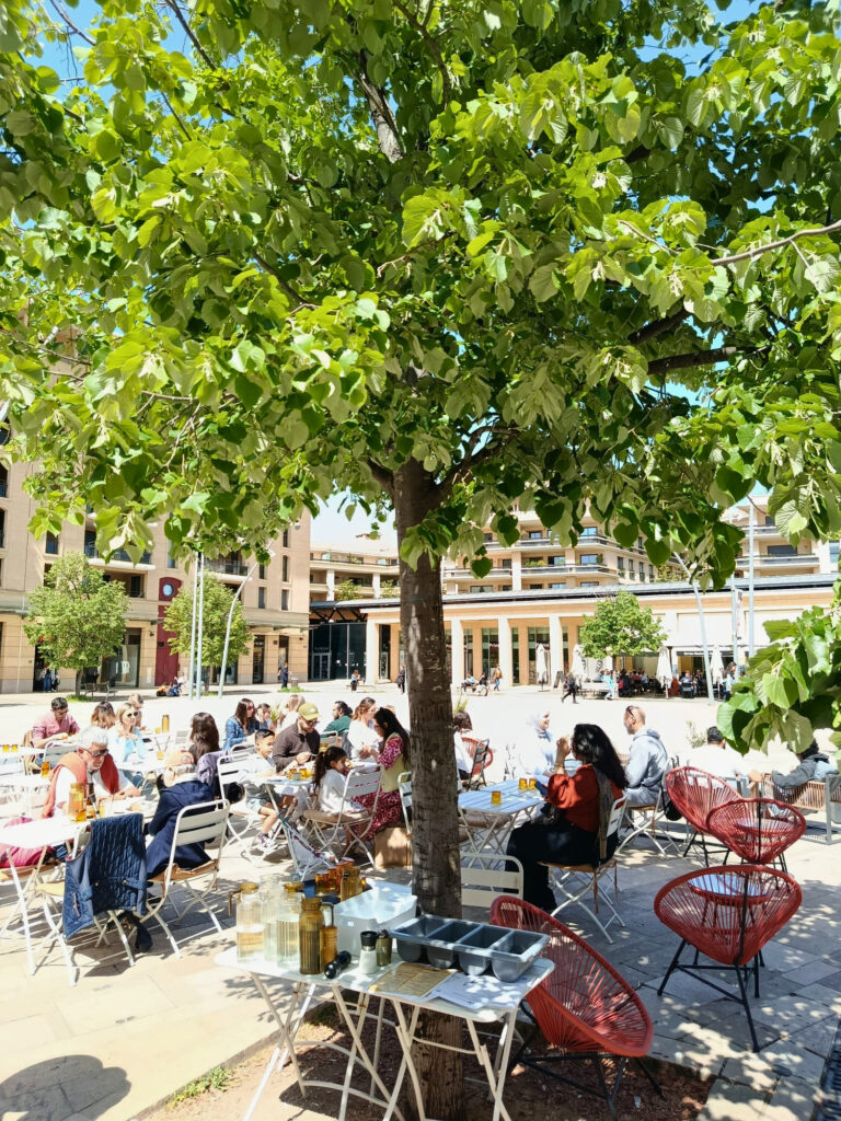 Maison Nosh est une institution aussi bien pour le café que pour le brunch ou le goûter. Une pause savoureuse, autour de boissons chaudes, de produits frais et gourmets, en plein cœur des Allées Provençales, à Aix-en-Provence (terrasse)