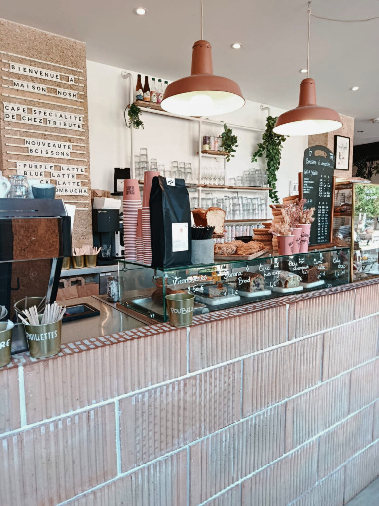 Maison Nosh est une institution aussi bien pour le café que pour le brunch ou le goûter. Une pause savoureuse, autour de boissons chaudes, de produits frais et gourmets, en plein cœur des Allées Provençales, à Aix-en-Provence (café)