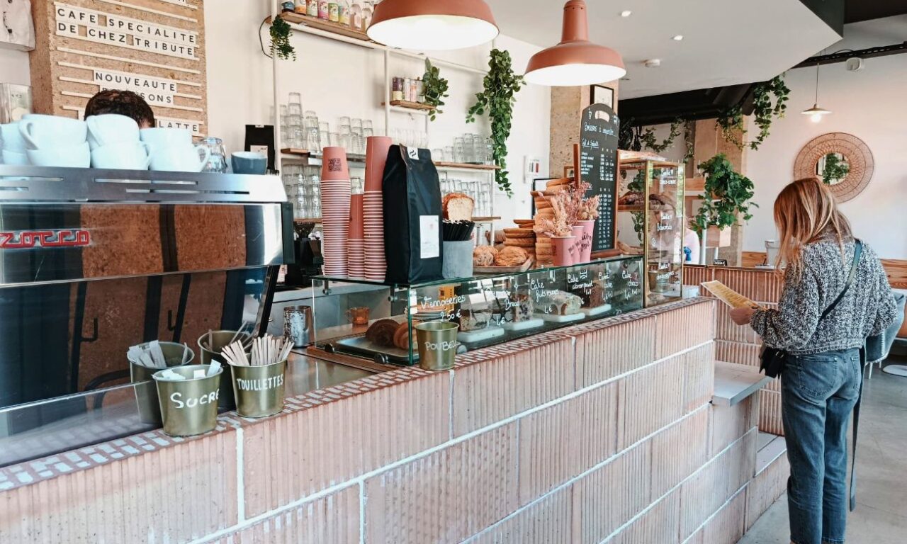 Maison Nosh est une institution aussi bien pour le café que pour le brunch ou le goûter. Une pause savoureuse, autour de boissons chaudes, de produits frais et gourmets, en plein cœur des Allées Provençales, à Aix-en-Provence (commande)