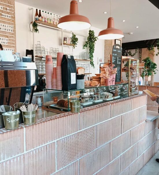 Maison Nosh est une institution aussi bien pour le café que pour le brunch ou le goûter. Une pause savoureuse, autour de boissons chaudes, de produits frais et gourmets, en plein cœur des Allées Provençales, à Aix-en-Provence (commande)