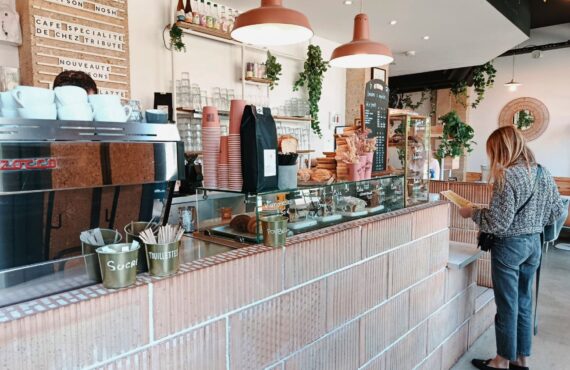 Maison Nosh est une institution aussi bien pour le café que pour le brunch ou le goûter. Une pause savoureuse, autour de boissons chaudes, de produits frais et gourmets, en plein cœur des Allées Provençales, à Aix-en-Provence (commande)