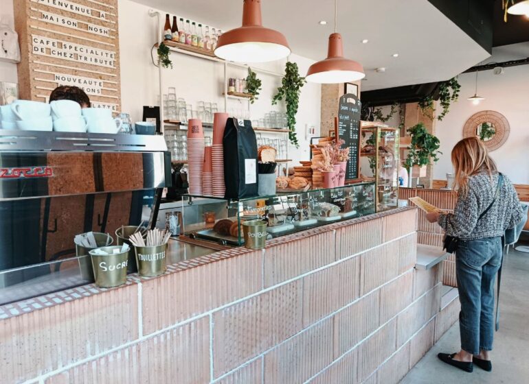 Maison Nosh est une institution aussi bien pour le café que pour le brunch ou le goûter. Une pause savoureuse, autour de boissons chaudes, de produits frais et gourmets, en plein cœur des Allées Provençales, à Aix-en-Provence (commande)