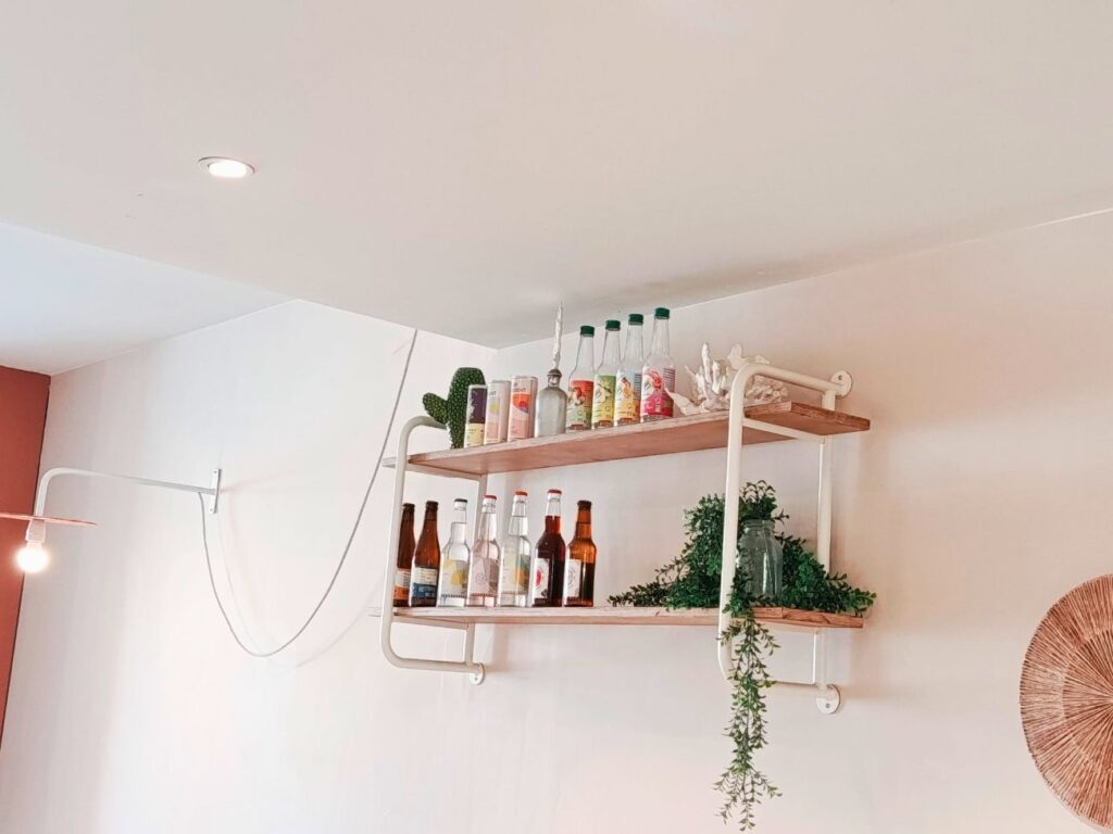 Maison Nosh est une institution aussi bien pour le café que pour le brunch ou le goûter. Une pause savoureuse, autour de boissons chaudes, de produits frais et gourmets, en plein cœur des Allées Provençales, à Aix-en-Provence (étagère)