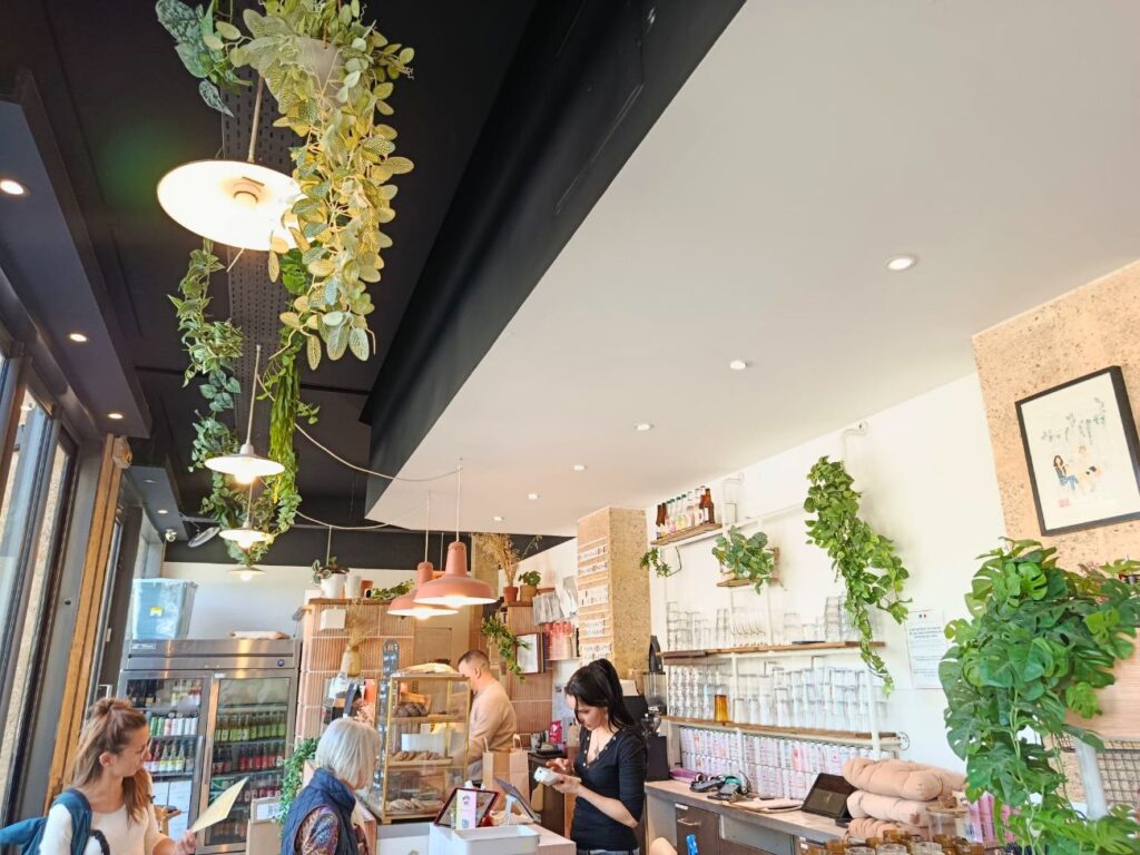 Maison Nosh est une institution aussi bien pour le café que pour le brunch ou le goûter. Une pause savoureuse, autour de boissons chaudes, de produits frais et gourmets, en plein cœur des Allées Provençales, à Aix-en-Provence (service)