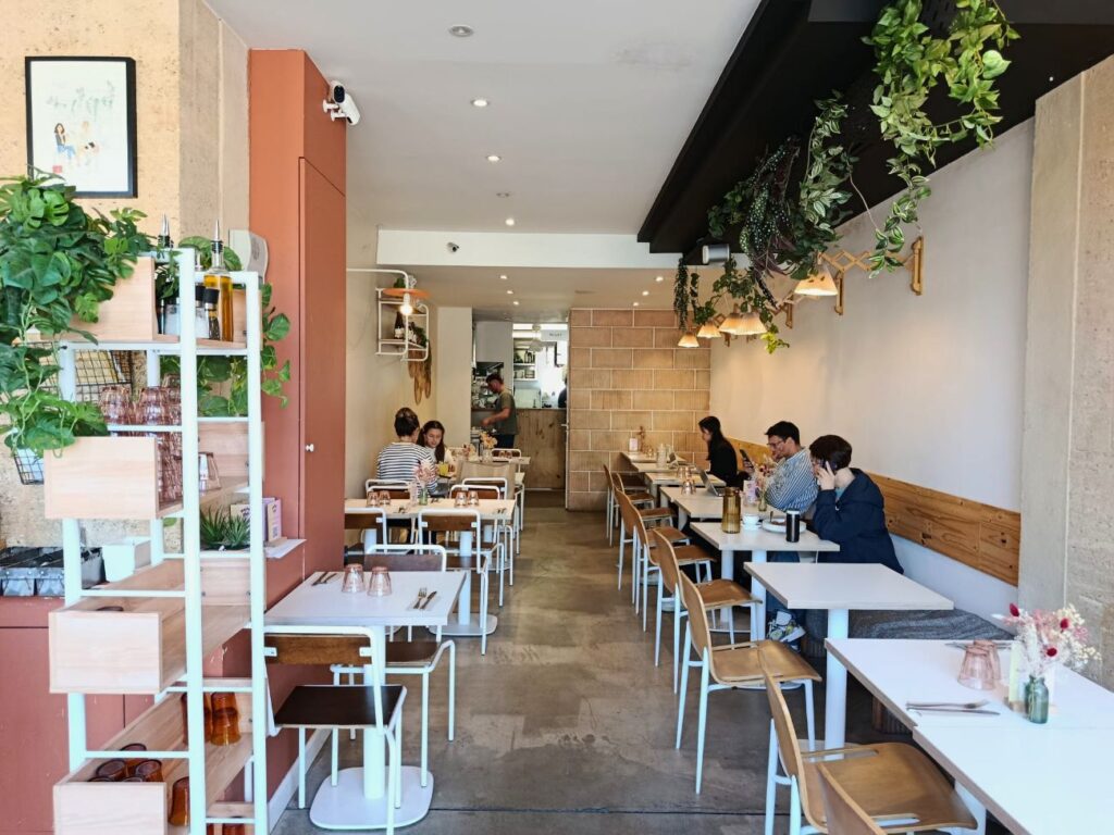 Maison Nosh est une institution aussi bien pour le café que pour le brunch ou le goûter. Une pause savoureuse, autour de boissons chaudes, de produits frais et gourmets, en plein cœur des Allées Provençales, à Aix-en-Provence (salle)