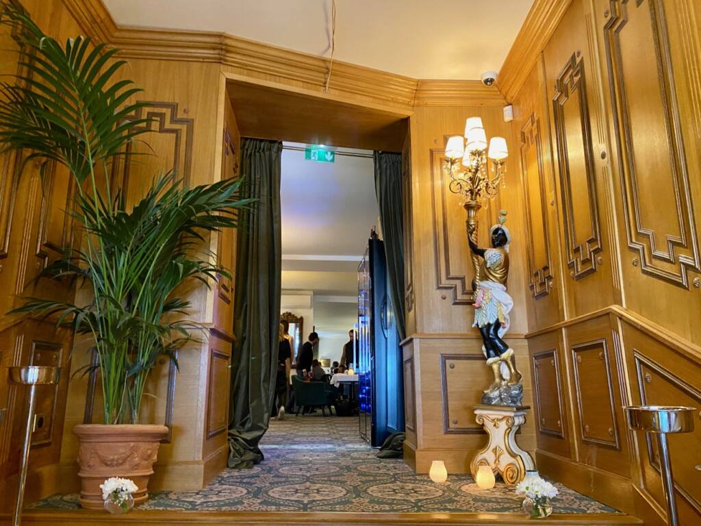 Le Singe Vert: restaurant et bar à cocktails à Aix-en-Provence (escalier)