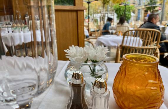 Le Singe Vert: restaurant et bar à cocktails à Aix-en-Provence (table)