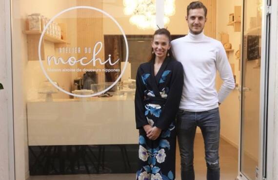 L’atelier du mochi est une pâtisserie et salon de thé qui propose des mochis. Elle est 5 située rue Boulegon à Aix-en-Provence. (les deux fondateurs)