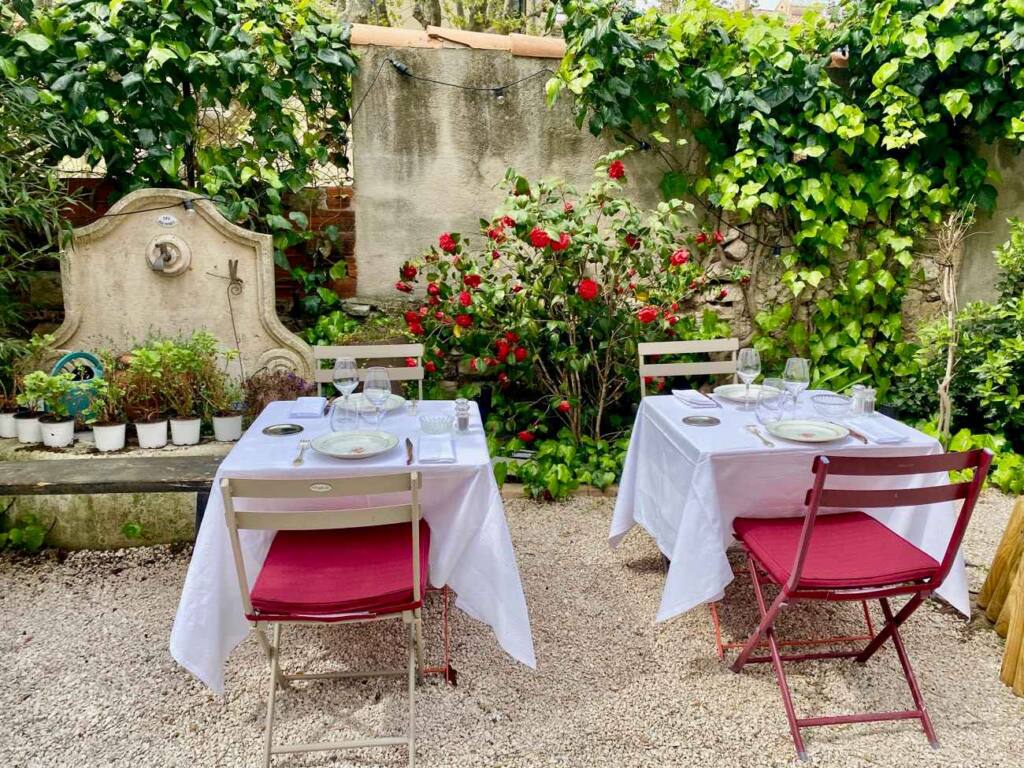 De l'une a l'autre, cuisine bistrot, colt guide love spots, Aix-en-Provence (exterior tables)
