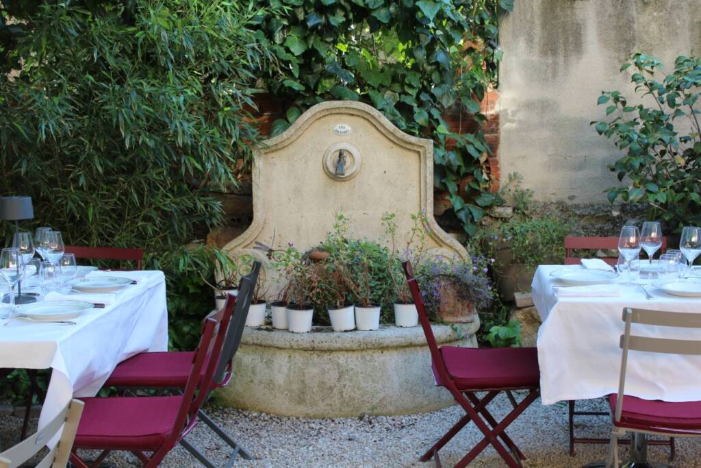 De l’une à l’autre : Restaurant traditionnel (fontaine)