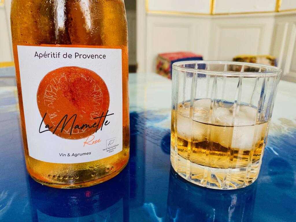 La Mamette, wine and organic citrus fruit drink, city guide love spots Aix-en-Provence (bottle and glass)