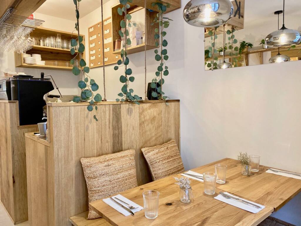 Kava, Ukrainian coffee shop, city guide love spots Aix-en-Provence (table)