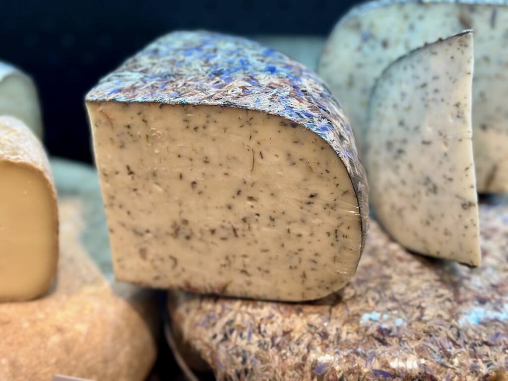 Fromagerie Bedarrides : Fromages, vins et épiceries fine à Aix-en-Provence (fromage fleurs)