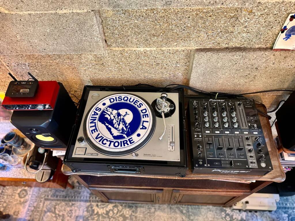 Les Disques de la Sainte-Victoire - Record store in le Tholonet - City Guide Love spots (record player)