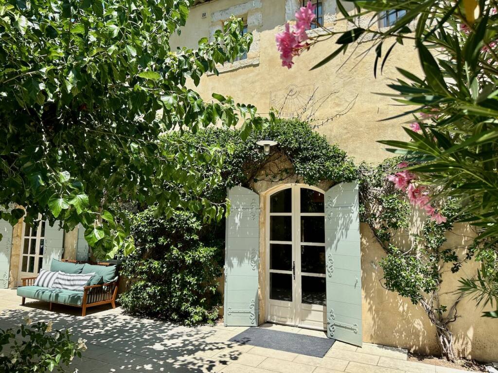 Les Petites Maisons, Charming hotel and restaurant in les Alpilles, Love Spots (exterior)