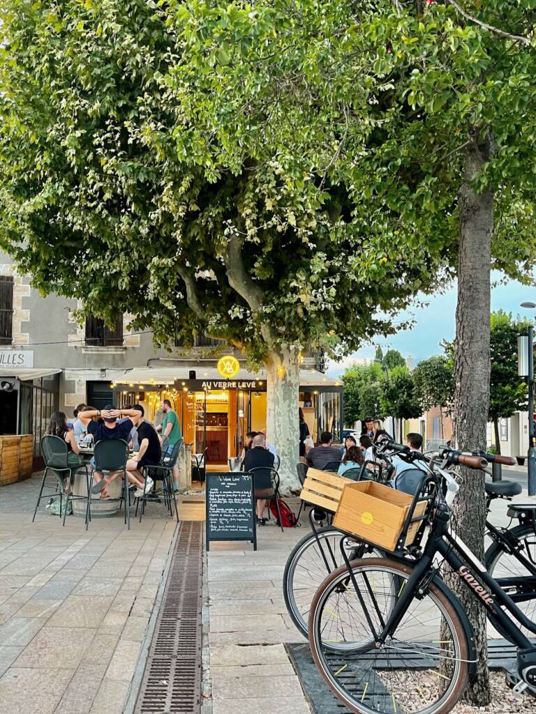 Au verre levé : bar, cave à vins et restaurant à Venelles (terrasse)