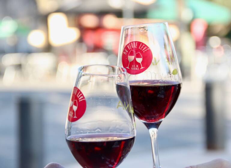 Au verre levé : bar, cave à vins et restaurant à Venelles (verres)