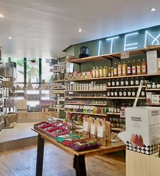 Items : concept-store éthique et épicerie fine eco-responsable à Aix-en-Provence (étalage)