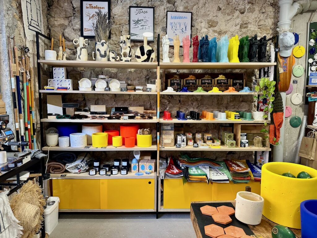 Vacances Permanentes : Boutique de créateurs artisanaux locaux à Aix-en-Provence (tasses)