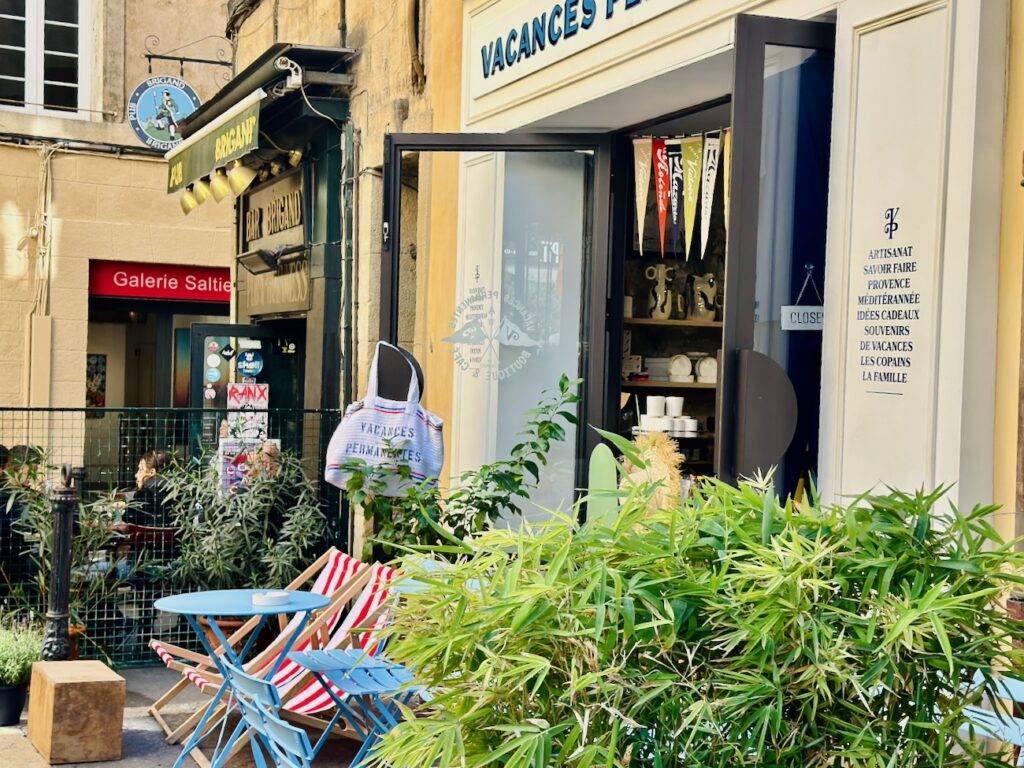 Vacances Permanentes : Boutique de créateurs artisanaux locaux à Aix-en-Provence (terrasse)