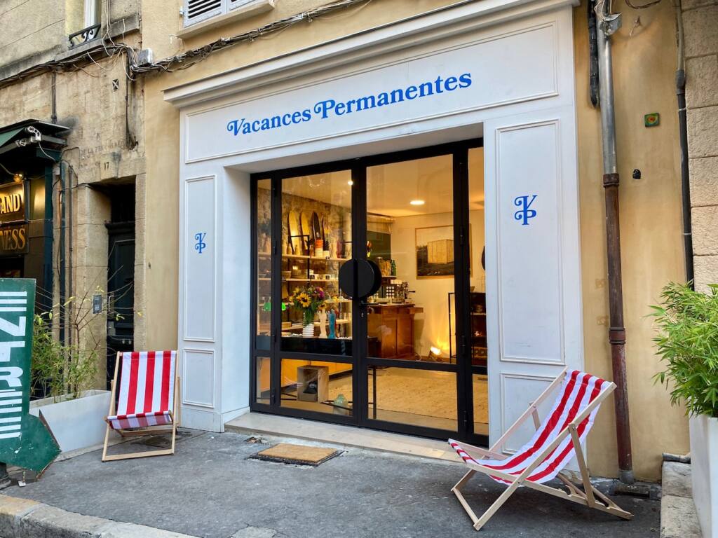 Designer's boutique, designer's studio, delicatessen and cafe in Aix-en-Provence (frontage)