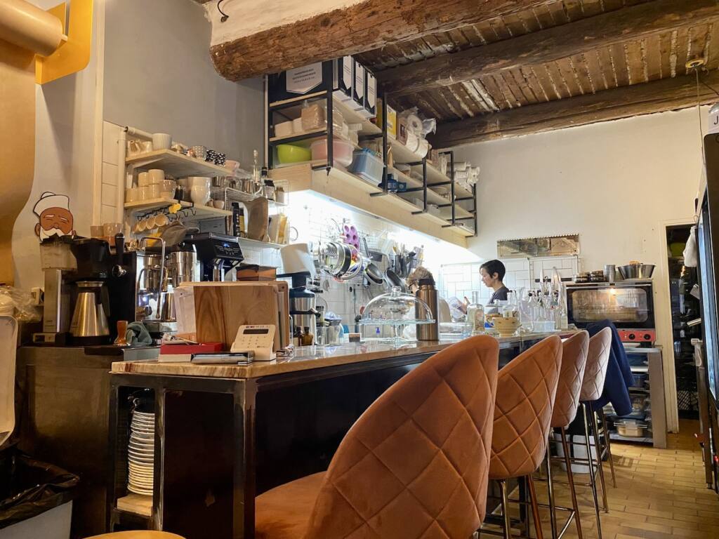 Jake - Coffee shop and dinning cellar in Aix-en-Provence - City Guide Love spots (interior)