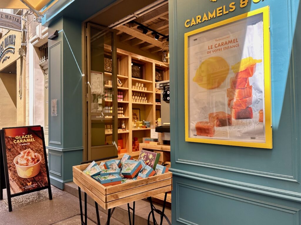 Caramel & Cie est une confiserie au cœur d’Aix-en-Provence réputée pour sa gamme variée de caramels (vue extérieur boutique)