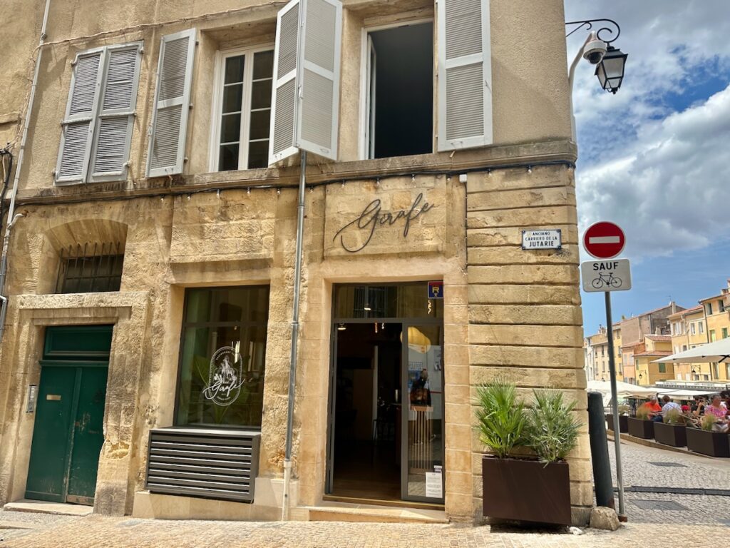 Girafe est un restaurant méditerranéen à Aix en Provence, situé sur la place des Cardeurs. Une bonne adresse pour déjeuner en terrasse ou boire un verre et profiter des festivités du weekend. (vue d'extérieur)