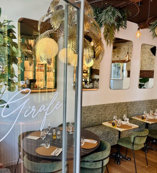 Girafe est un restaurant méditerranéen à Aix en Provence, situé sur la place des Cardeurs. Une bonne adresse pour déjeuner en terrasse ou boire un verre et profiter des festivités du weekend. (entrée principale)