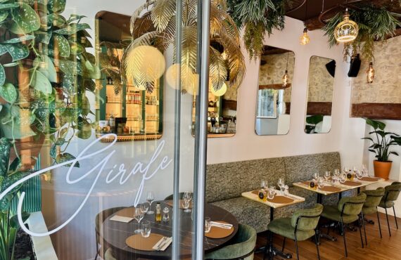 Girafe est un restaurant méditerranéen à Aix en Provence, situé sur la place des Cardeurs. Une bonne adresse pour déjeuner en terrasse ou boire un verre et profiter des festivités du weekend. (entrée principale)