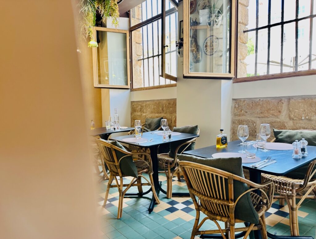 Girafe est un restaurant méditerranéen à Aix en Provence, situé sur la place des Cardeurs. Une bonne adresse pour déjeuner en terrasse ou boire un verre et profiter des festivités du weekend. (intérieur)
