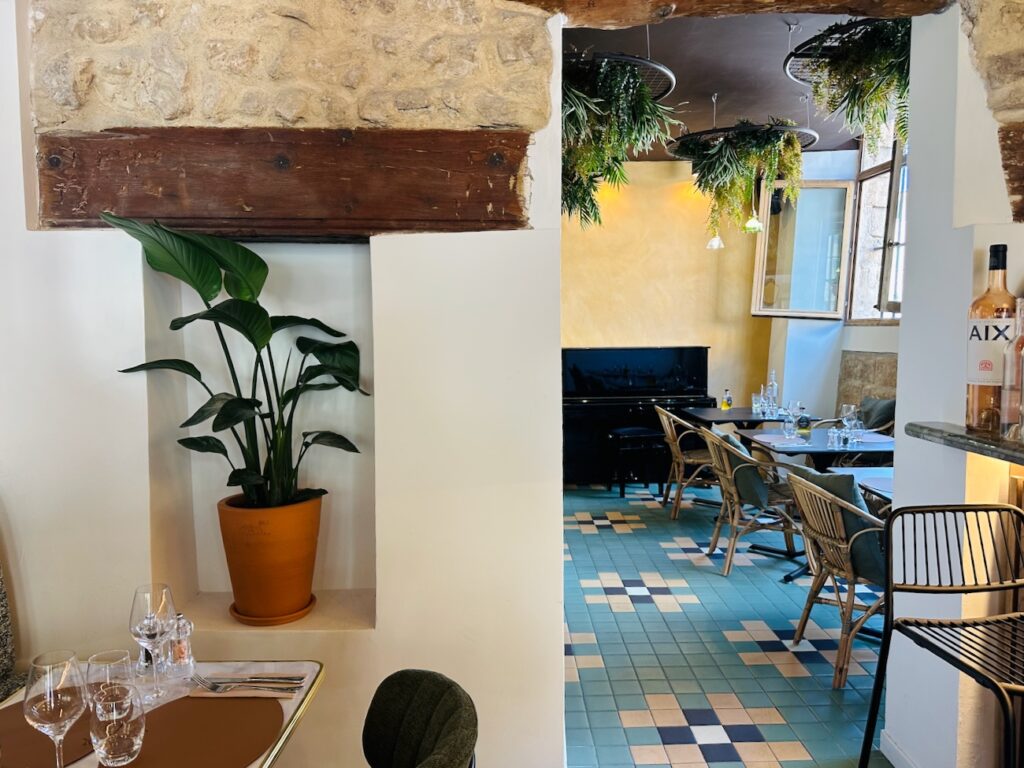 Girafe est un restaurant méditerranéen à Aix en Provence, situé sur la place des Cardeurs. Une bonne adresse pour déjeuner en terrasse ou boire un verre et profiter des festivités du weekend. (décoration)