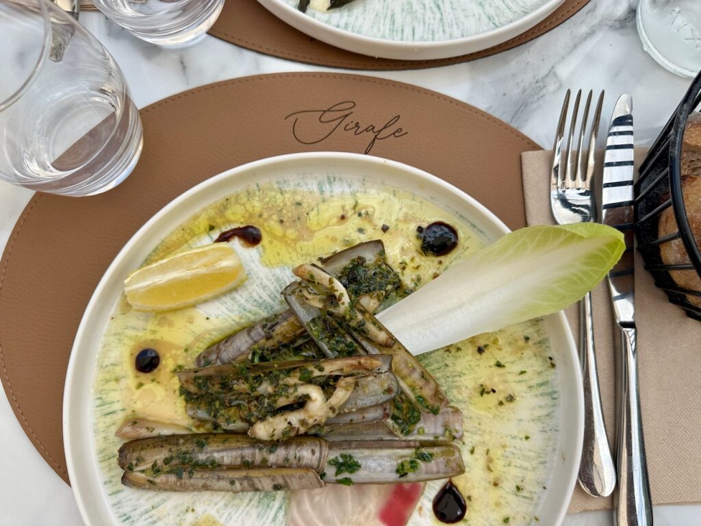 Girafe est un restaurant méditerranéen à Aix en Provence, situé sur la place des Cardeurs. Une bonne adresse pour déjeuner en terrasse ou boire un verre et profiter des festivités du weekend.(entrée couteaux de mer)