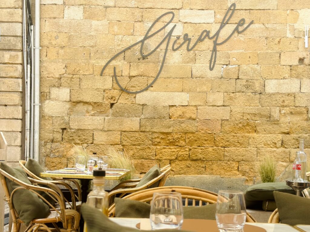 Girafe est un restaurant méditerranéen à Aix en Provence, situé sur la place des Cardeurs. Une bonne adresse pour déjeuner en terrasse ou boire un verre et profiter des festivités du weekend. (logo)