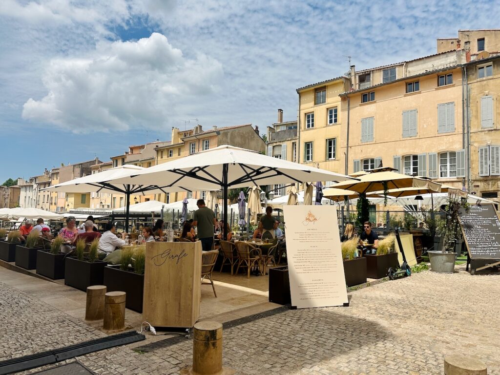 Girafe est un restaurant méditerranéen à Aix en Provence, situé sur la place des Cardeurs. Une bonne adresse pour déjeuner en terrasse ou boire un verre et profiter des festivités du weekend. (terrasse)