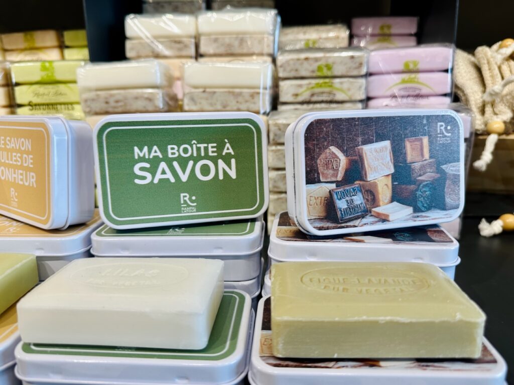 Rampal Latour est une savonnerie artisanale située à Aix-en-Provence. Découvrez une bonne adresse pour acheter des souvenirs, du véritable savon de Marseille, des savonnettes, des coffrets, et des produits naturels pour l’entretien de la maison et du linge.(savonnettes)