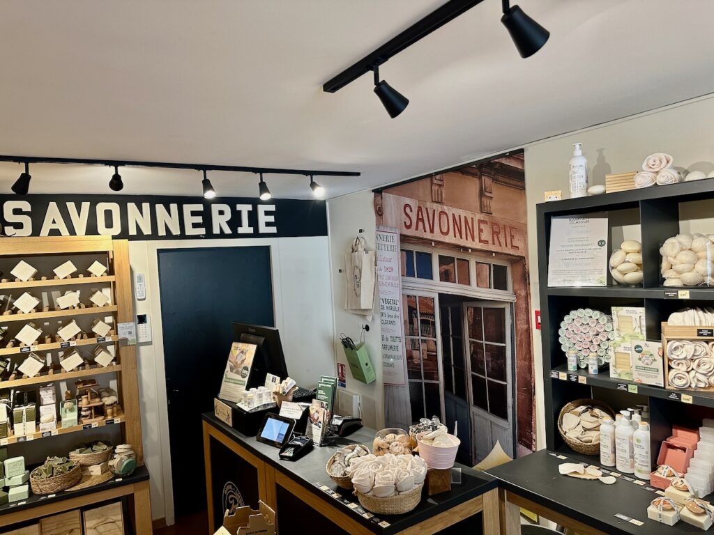 Rampal Latour est une savonnerie artisanale située à Aix-en-Provence. Découvrez une bonne adresse pour acheter des souvenirs, du véritable savon de Marseille, des savonnettes, des coffrets, et des produits naturels pour l’entretien de la maison et du linge.(vue intérieur)