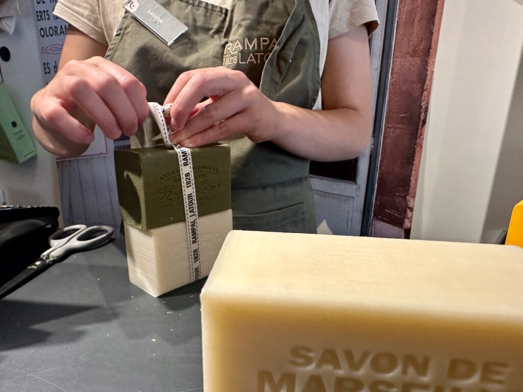 Rampal Latour est une savonnerie artisanale située à Aix-en-Provence. Découvrez une bonne adresse pour acheter des souvenirs, du véritable savon de Marseille, des savonnettes, des coffrets, et des produits naturels pour l’entretien de la maison et du linge.(emballage)