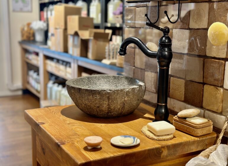 Rampal Latour est une savonnerie artisanale située à Aix-en-Provence. Découvrez une bonne adresse pour acheter des souvenirs, du véritable savon de Marseille, des savonnettes, des coffrets, et des produits naturels pour l’entretien de la maison et du linge.(lavabo)