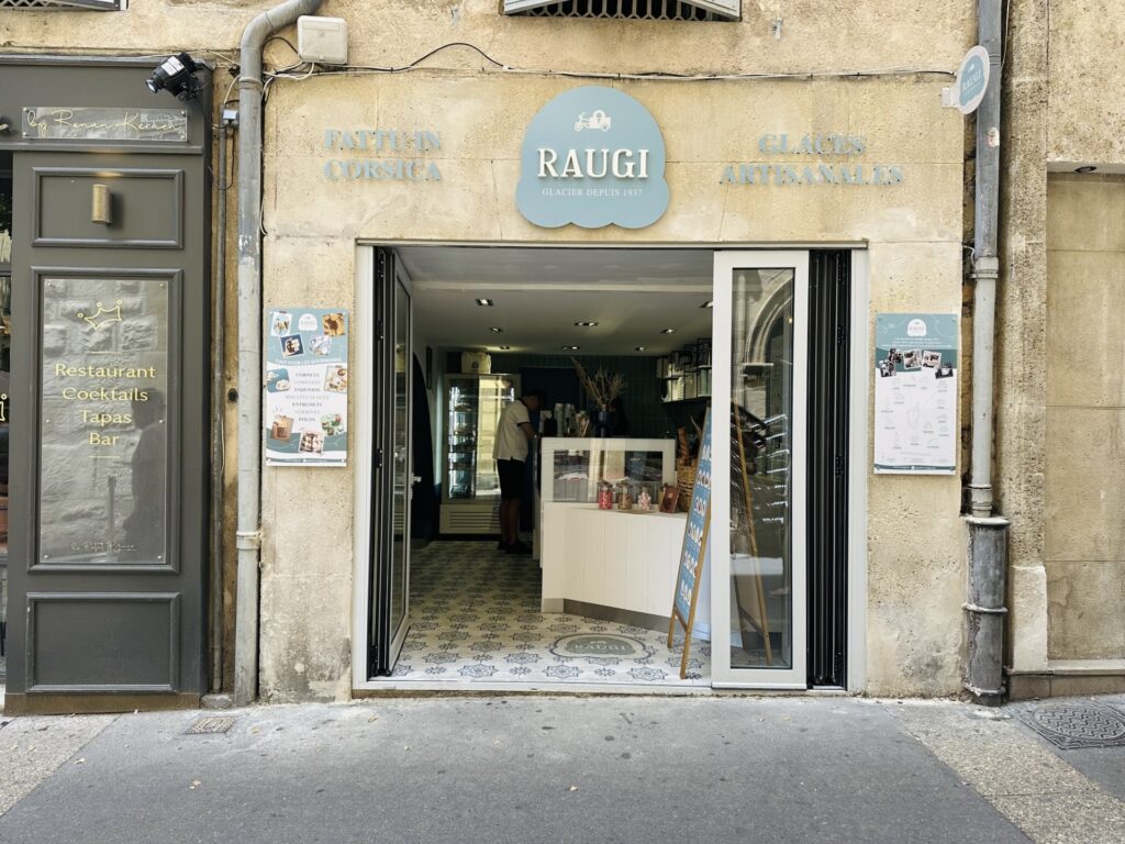 Raugi est un glacier artisanal corse qui vient de s’installer récemment à Aix-en-Provence, à deux pas de la place de l’Hôtel de Ville (devanture)
