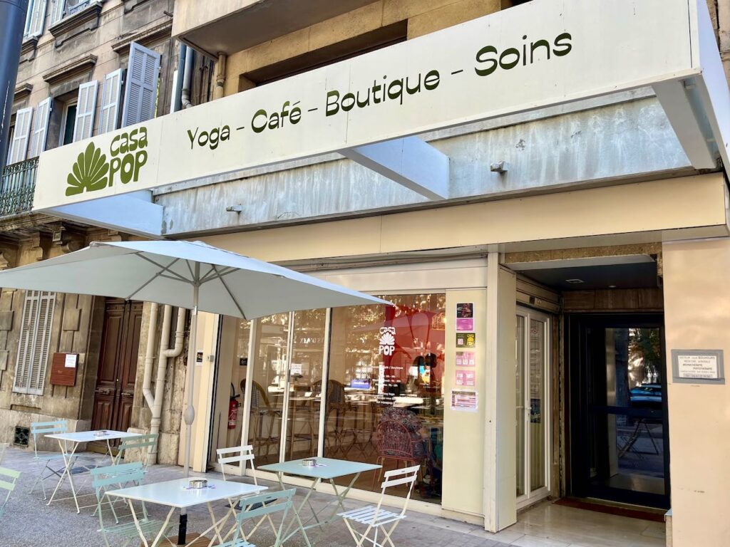 Casa Pop, situé au cœur d'Aix-en-Provence, est un lieu unique combinant café, studio de yoga, boutique et espace de soins. (extérieur)