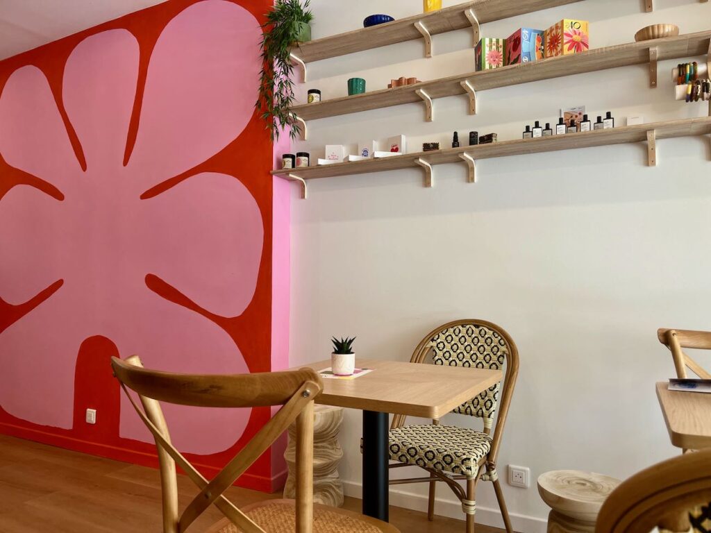 Casa Pop, situé au cœur d'Aix-en-Provence, est un lieu unique combinant café, studio de yoga, boutique et espace de soins.