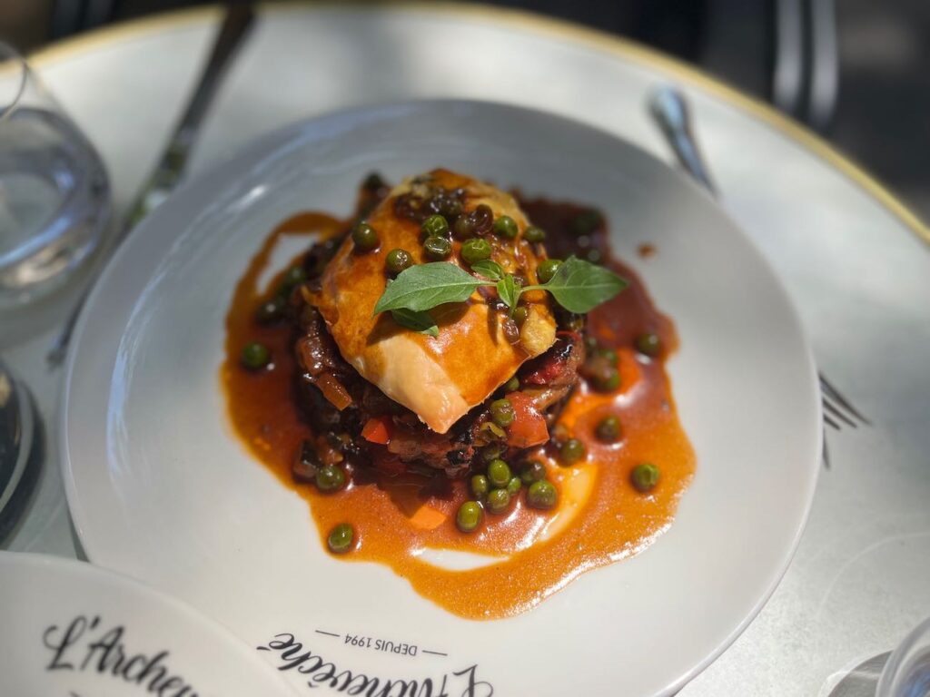 L'Archevêché est une brasserie à Aix-en-Provence qui propose une cuisine française aux accents provençaux sur une terrasse ombragée, à deux pas du théâtre de l'Archevêché.