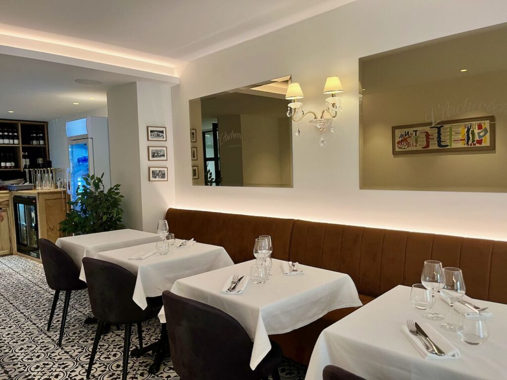 L'Archevêché est une brasserie à Aix-en-Provence qui propose une cuisine française aux accents provençaux sur une terrasse ombragée, à deux pas du théâtre de l'Archevêché.