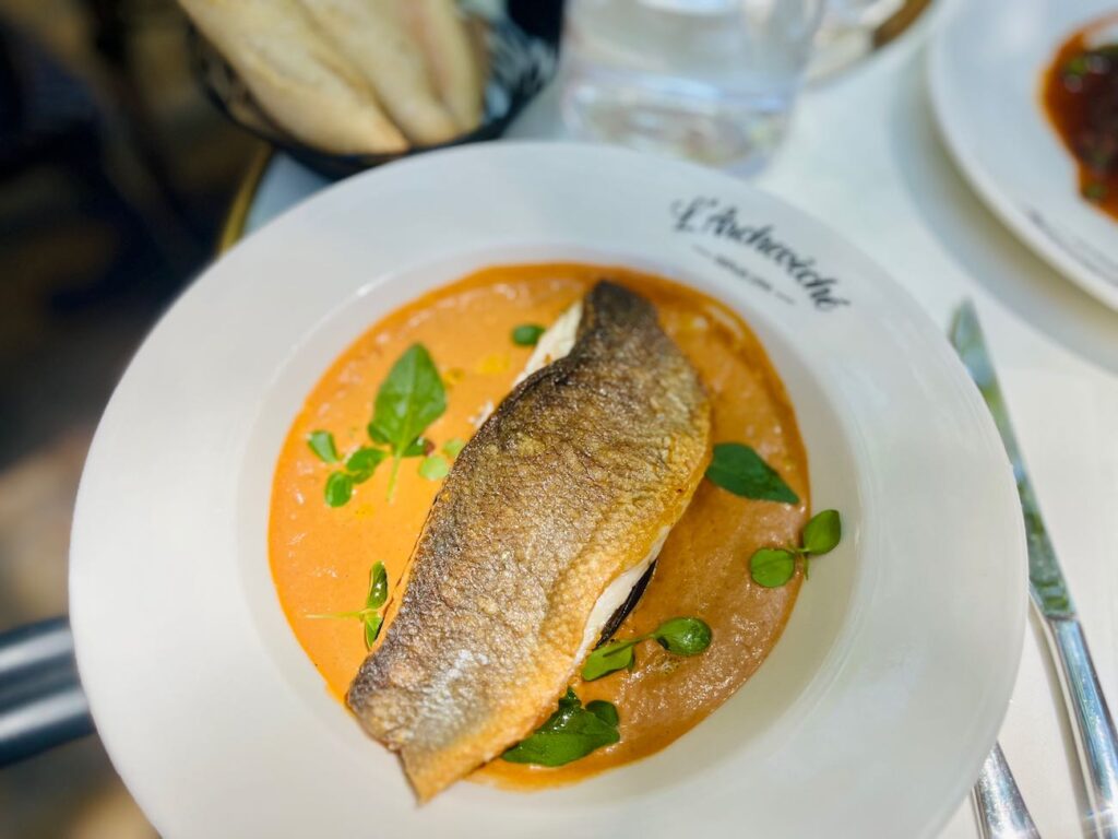 L'Archevêché est une brasserie à Aix-en-Provence qui propose une cuisine française aux accents provençaux sur une terrasse ombragée, à deux pas du théâtre de l'Archevêché. (poisson)