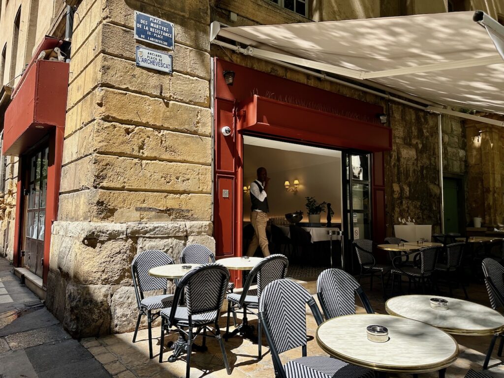 L'Archevêché est une brasserie à Aix-en-Provence qui propose une cuisine française aux accents provençaux sur une terrasse ombragée, à deux pas du théâtre de l'Archevêché.