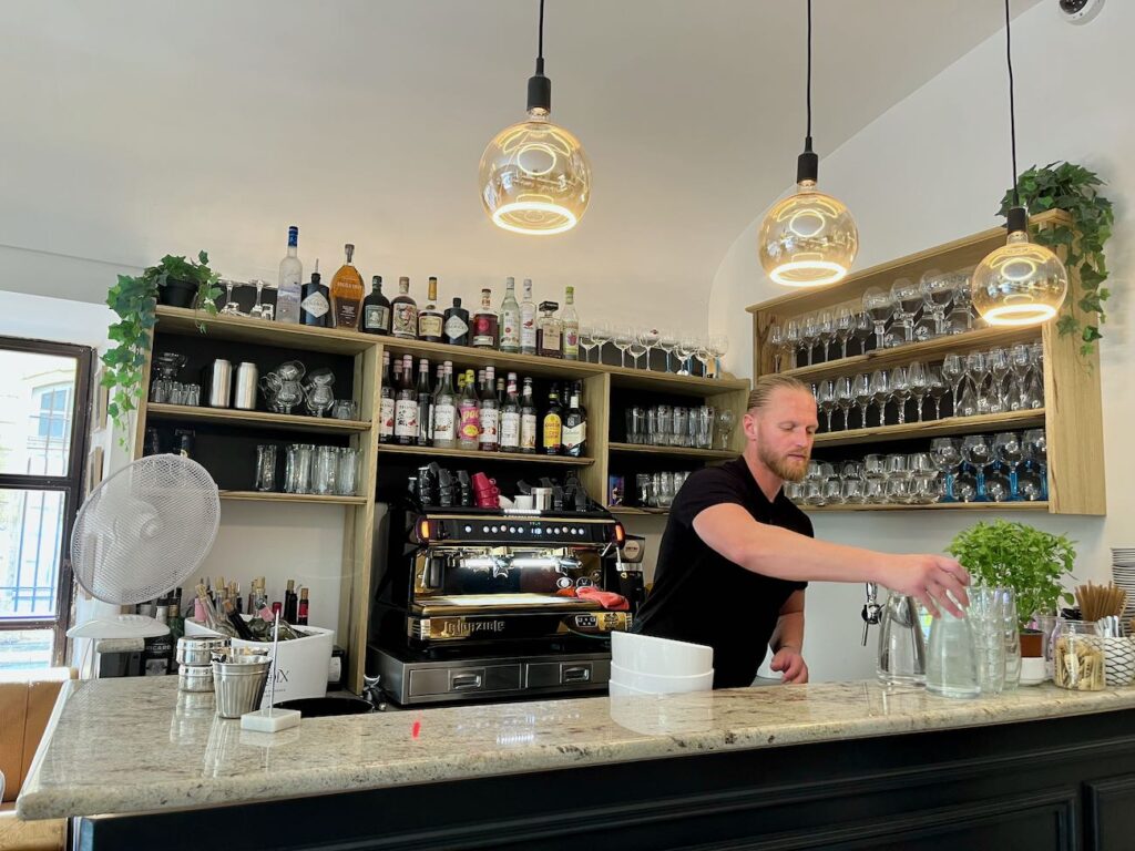 L'Archevêché est une brasserie à Aix-en-Provence qui propose une cuisine française aux accents provençaux sur une terrasse ombragée, à deux pas du théâtre de l'Archevêché. (bar)